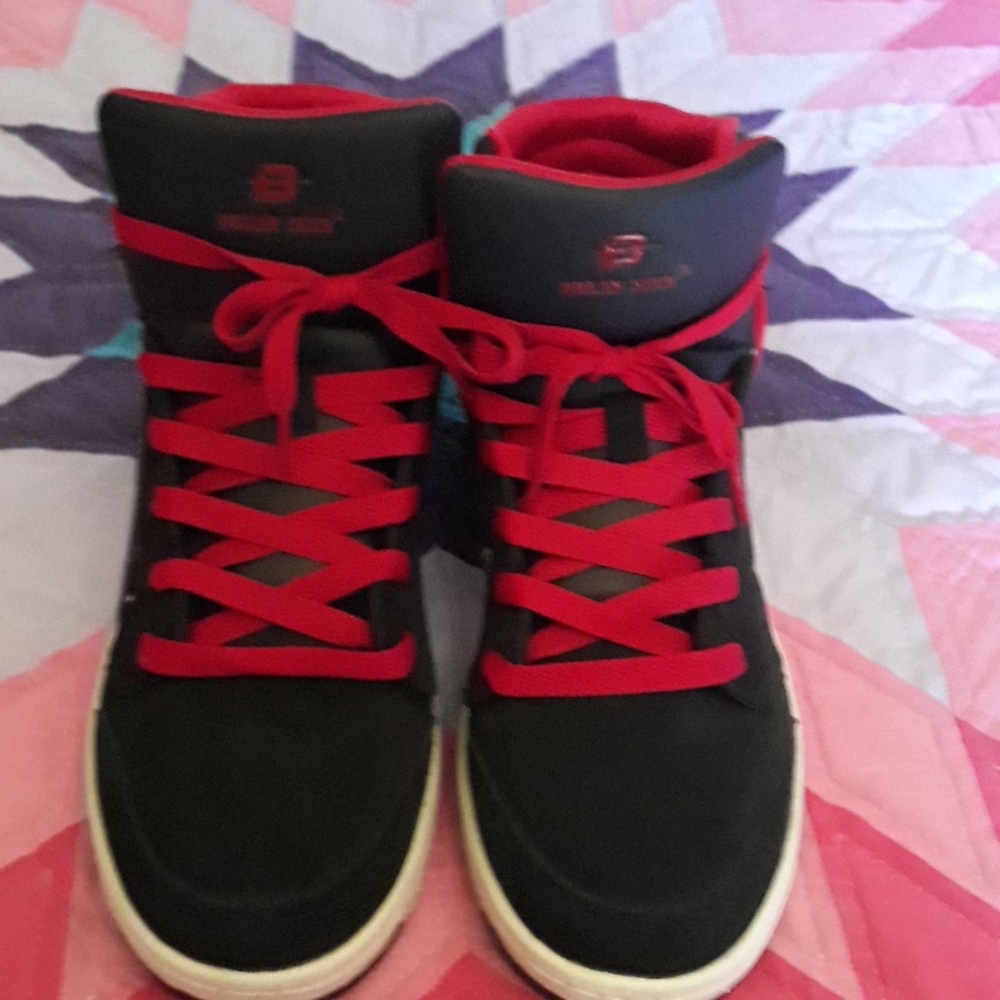 Dream seek black and red mid top shoe